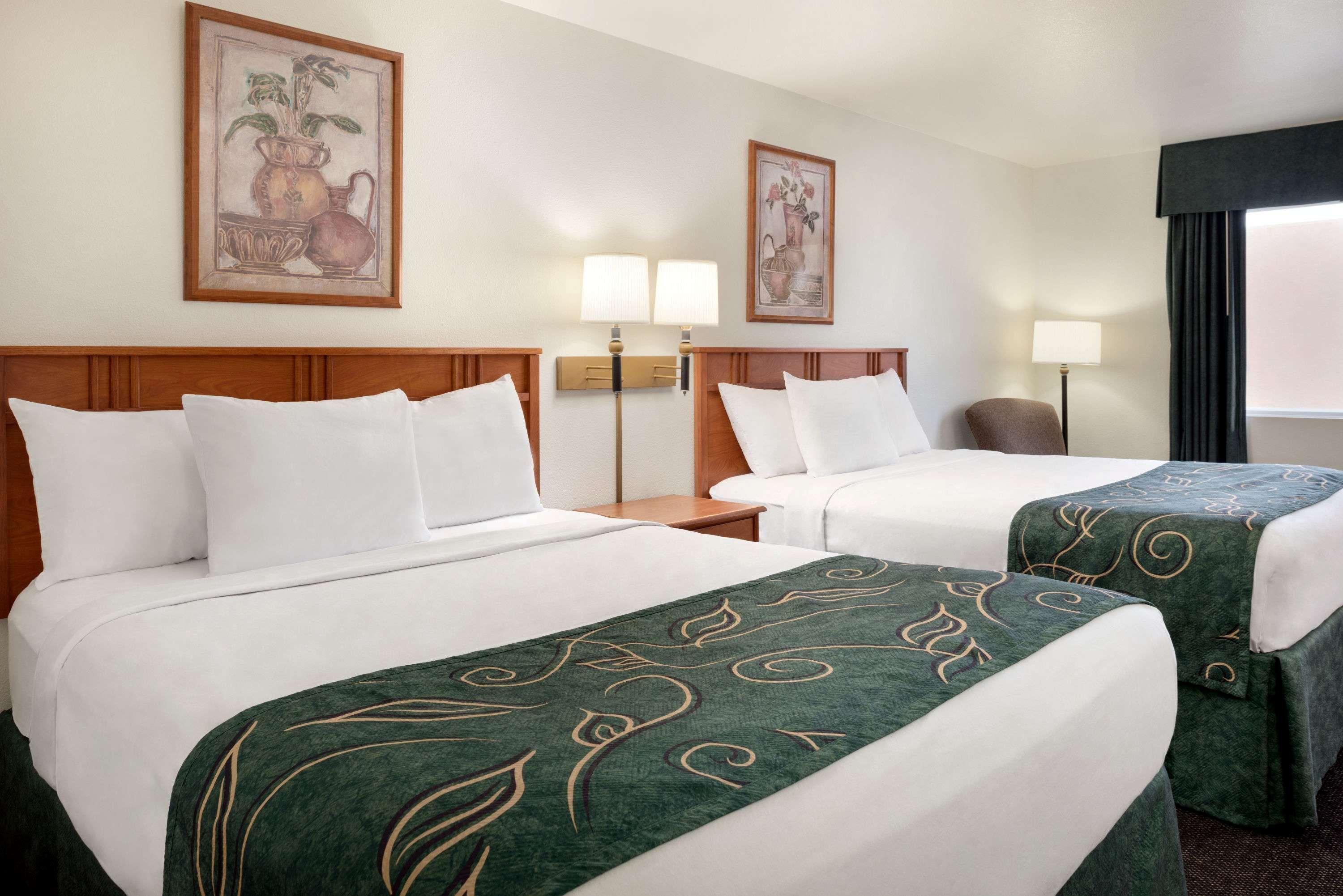 Travelodge By Wyndham Clinton Valley West Court エクステリア 写真