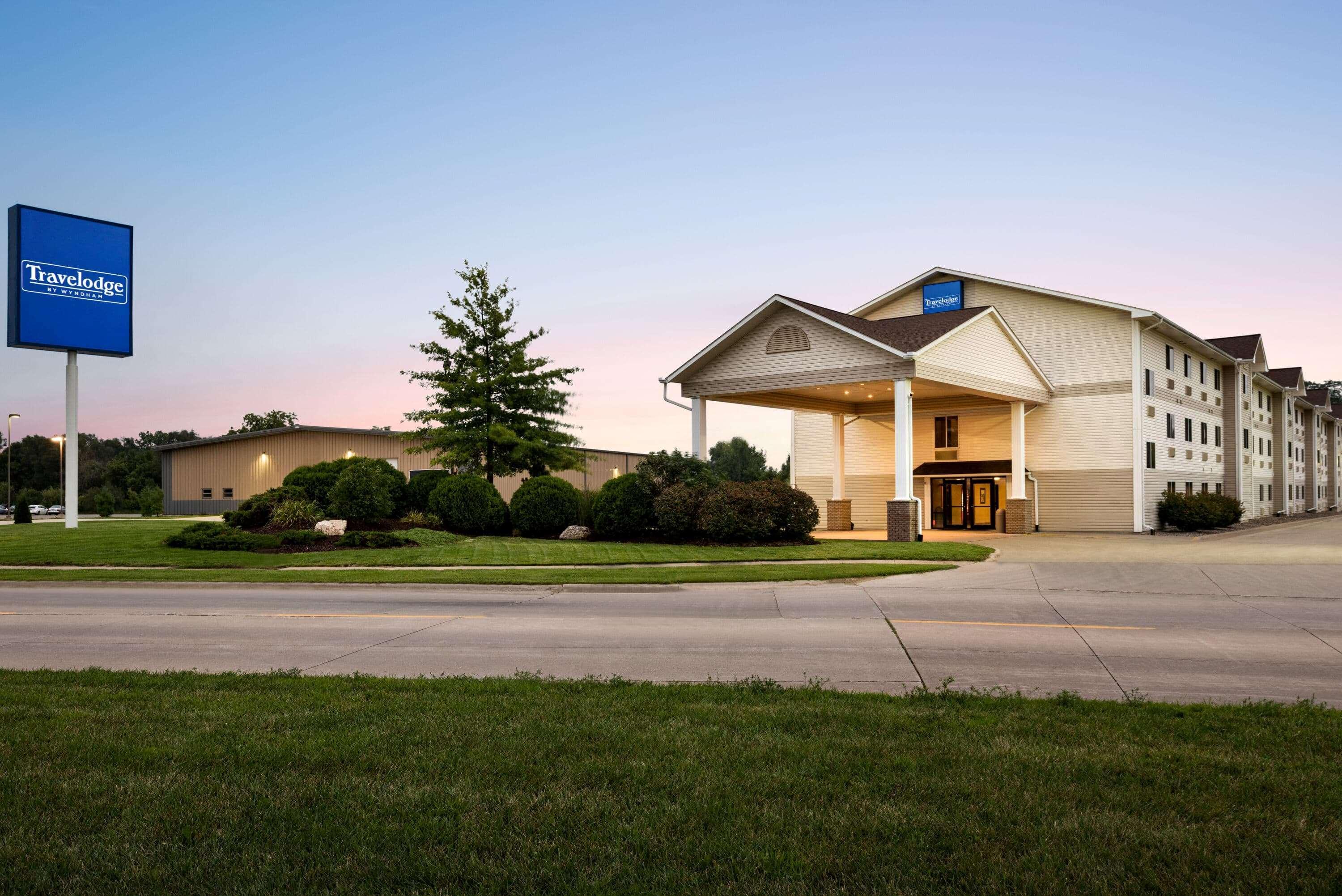 Travelodge By Wyndham Clinton Valley West Court エクステリア 写真
